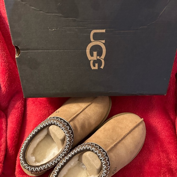 UGG shoes for sell. Never used because they didn’t fit me. - Picture 3 of 6